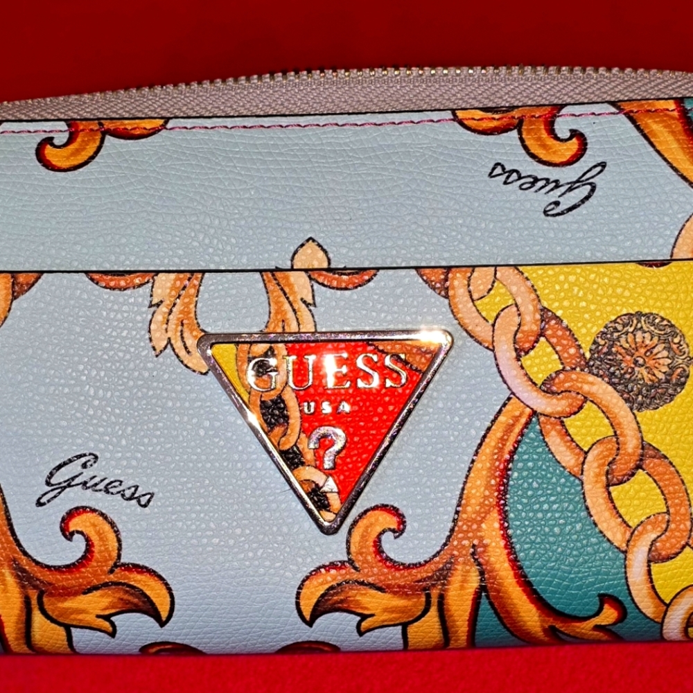 Guess zip around wallet